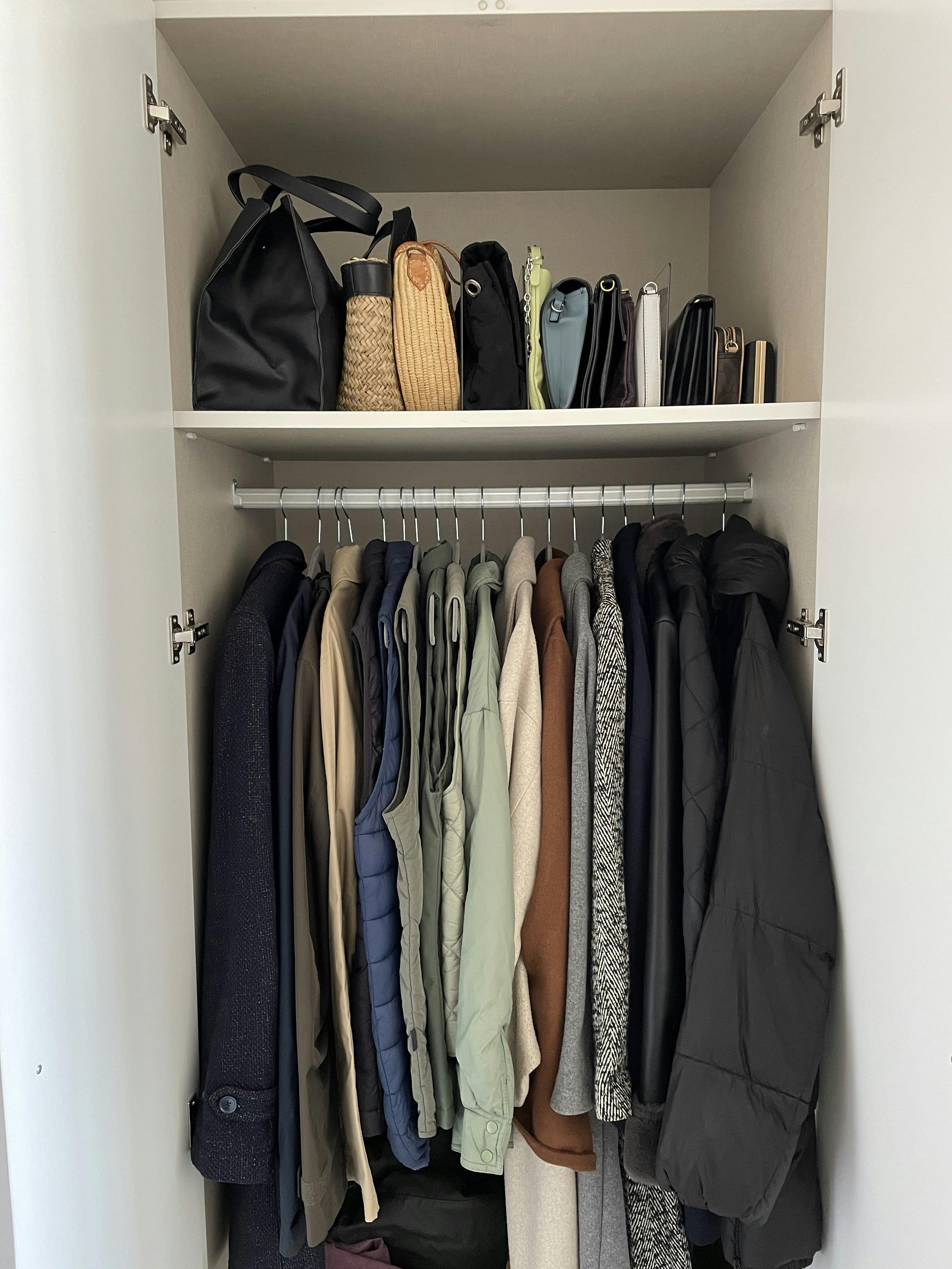 Foto de un vastidor del proyecto "Organización de vestidores" de Resetop