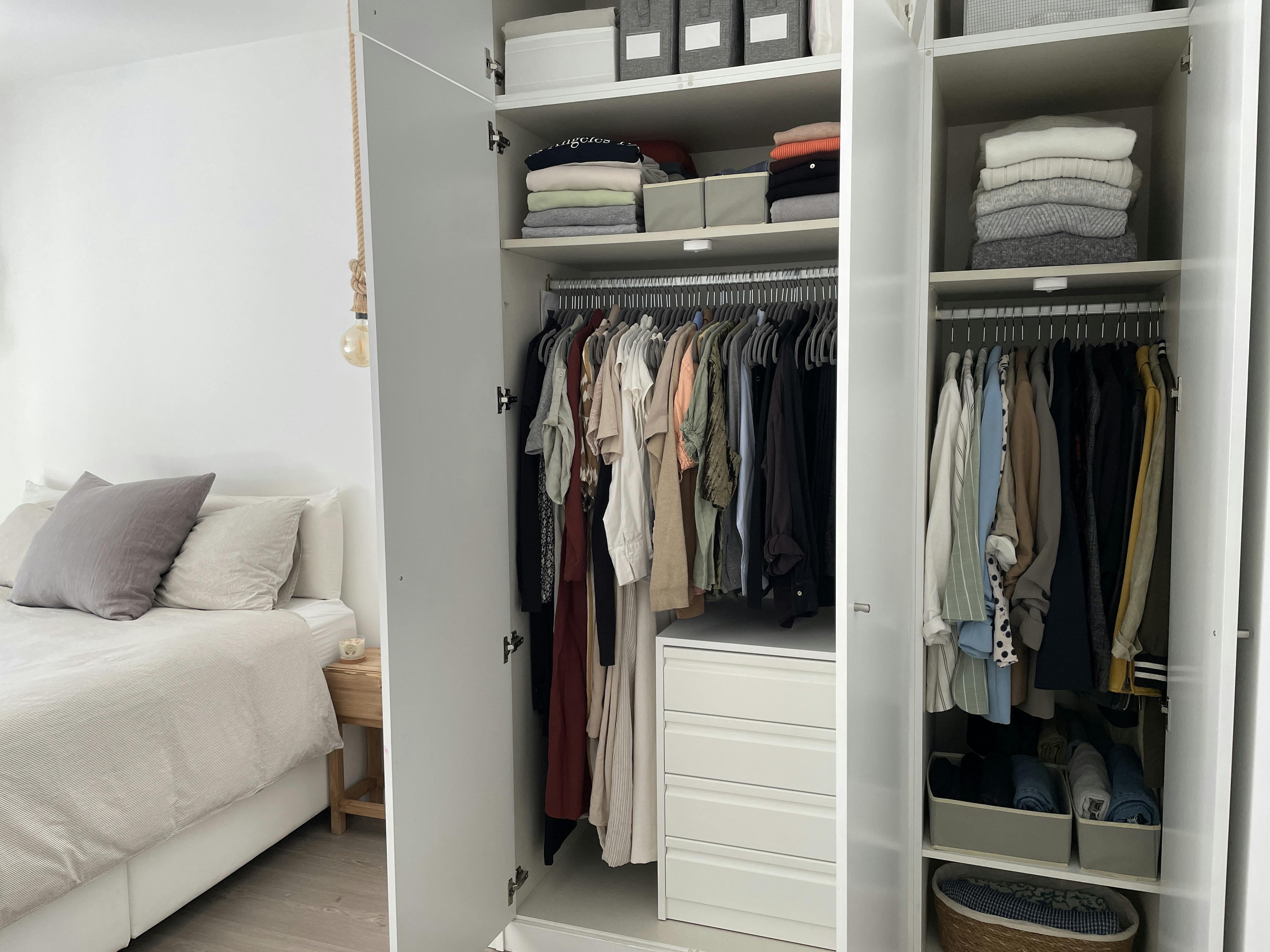 Foto de un vastidor del proyecto "Organización de vestidores" de Resetop