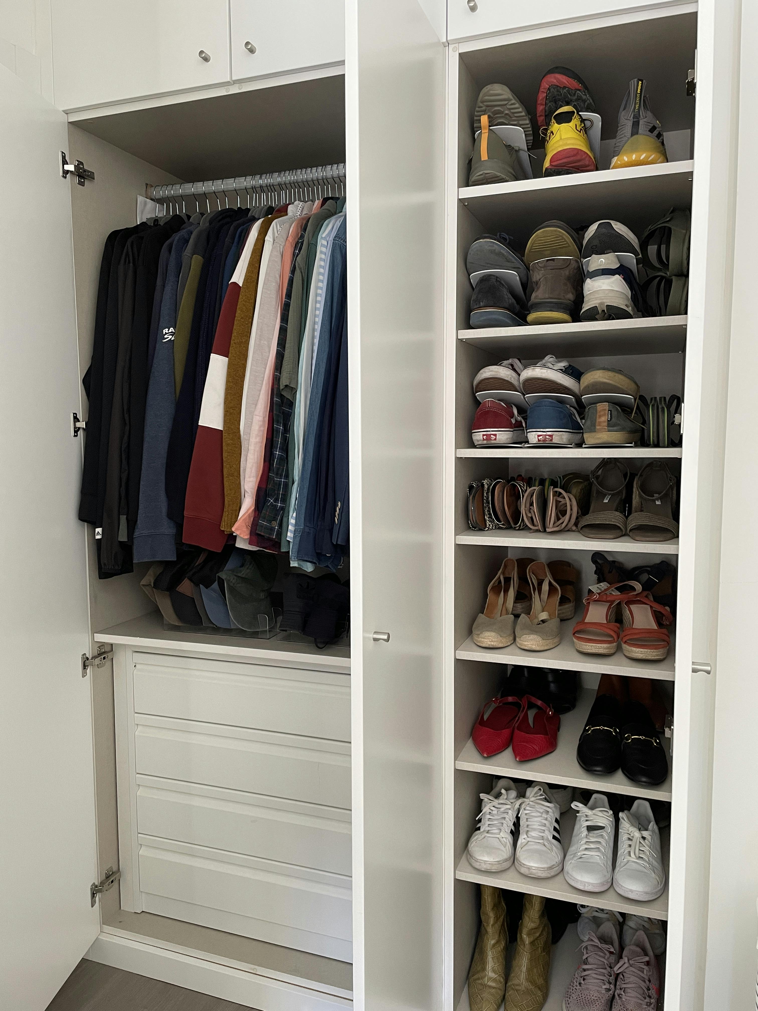 Foto de un vastidor del proyecto "Organización de vestidores" de Resetop