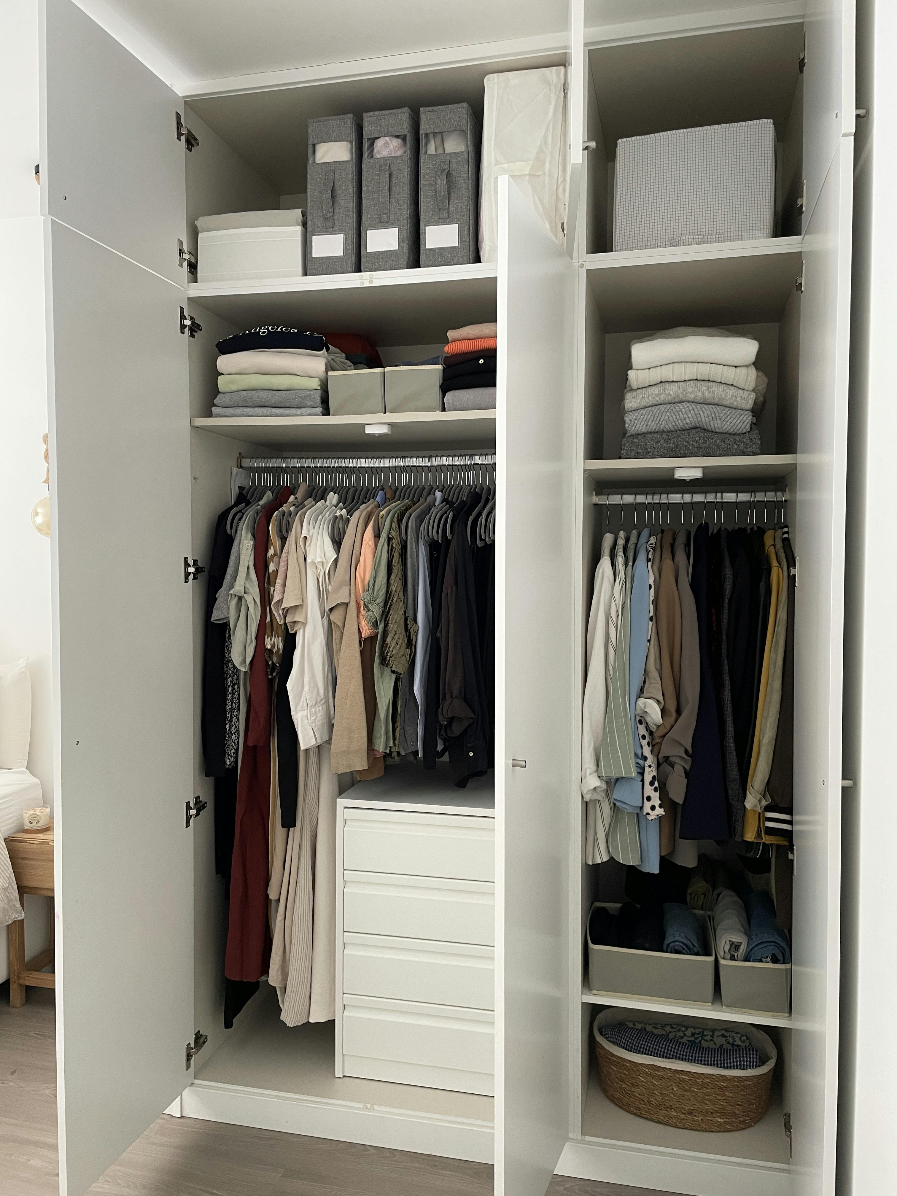 Foto de un vastidor del proyecto "Organización de vestidores" de Resetop