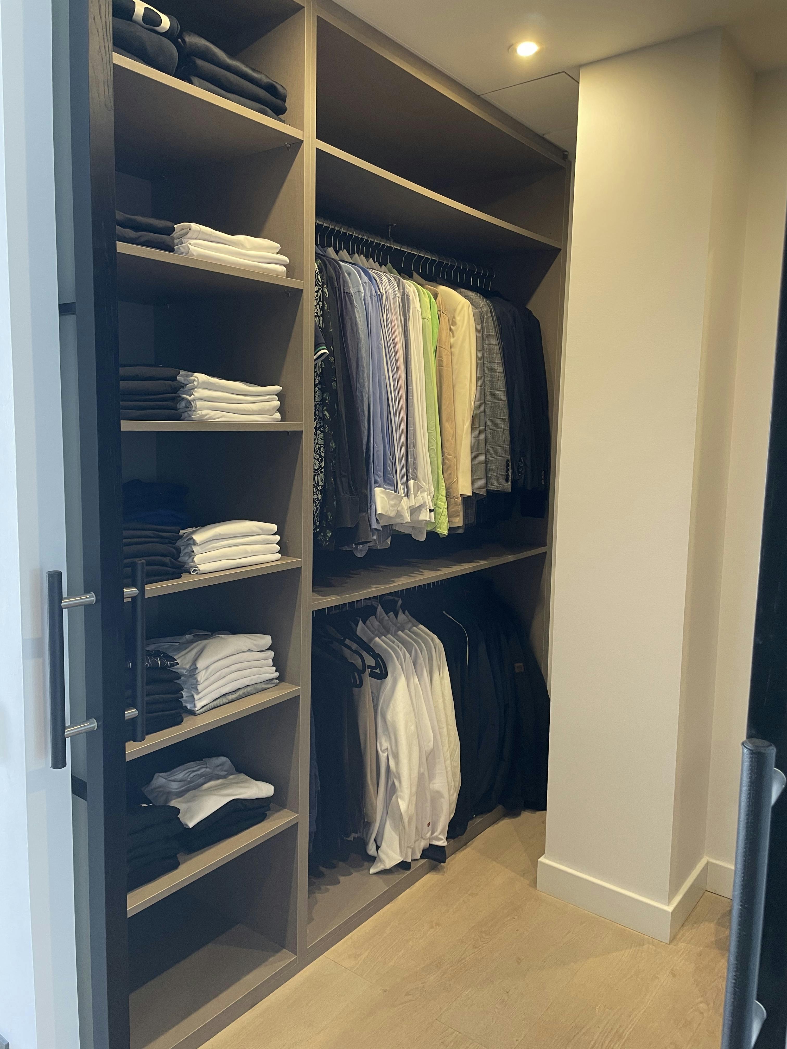 Foto armario organizado del proyecto "Organización y orden suite" de Resetop